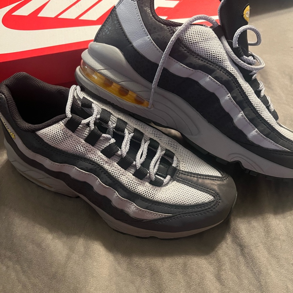 Brand New SZ 7y Nike Air Max . Never Worn still in box
